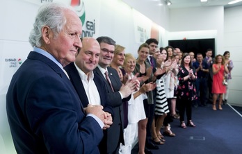 Juan María Atutxa ha comparecido arropado por numerosos cargos del PNV. (Luis JAUREGIALTZO/ARGAZKI PRESS)