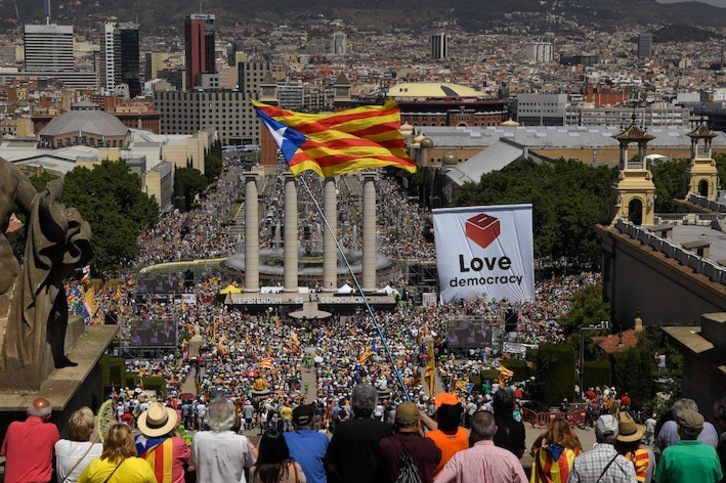Acto de ANC, Òmnium Cultural y AMI en Barcelona. (Lluís GENÉ/AFP PHOTO)