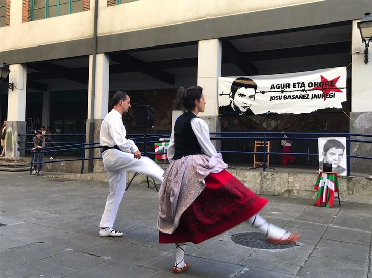 Portugaleten Josu Basañez gogoratzeko egin duten ekitaldia.(DENAK PORTUGALETERA)