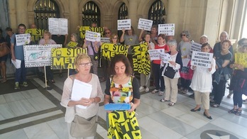 Ia 9.000 sinadura entregatu ditu Satorralaia mugimenduak. (NAIZ)