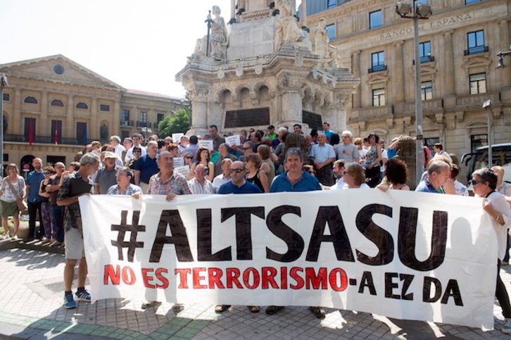 Cargos electos se han concentrado junto a las familias de los jóvenes de Altsasu para mostrarles su apoyo. (Iñigo URIZ / ARGAZKI PRESS)