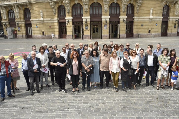 Representantes del mundo cultural han acompañado a Calixto Bieito. (@teatro_arriaga)