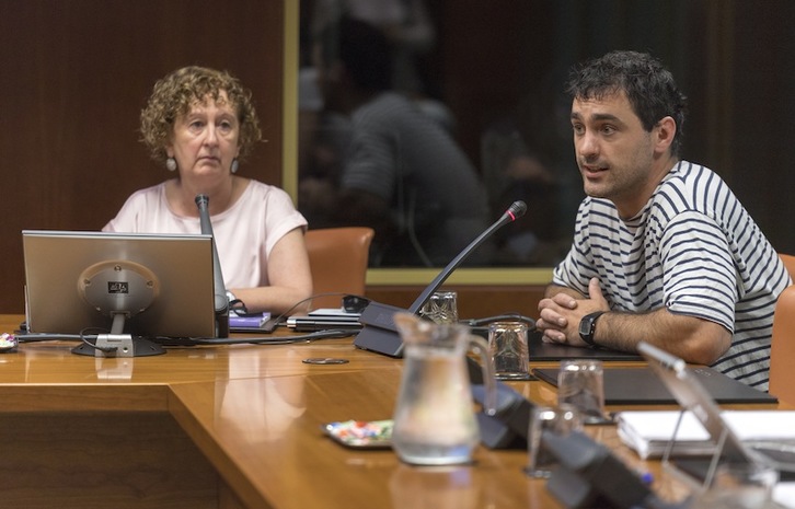 Kontxi Ibarreta y Urtzi Zubizarreta han comparecido ante la Comisión de Derechos Humanos e Igualdad. (Juanan RUIZ/ARGAZKI PRESS)