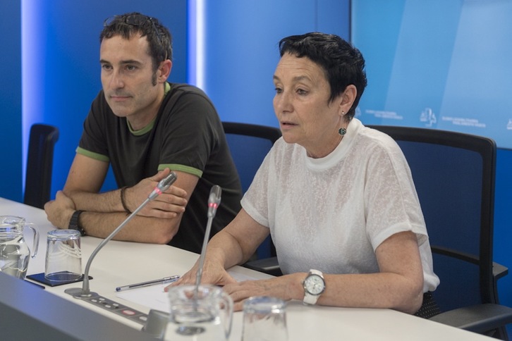 Julen Arzuaga eta Jone Goirizelaiak gaur Gasteizko Parlamentuan egin duten agerraldian. (Juanan RUIZ/ARGAZKI PRESS)