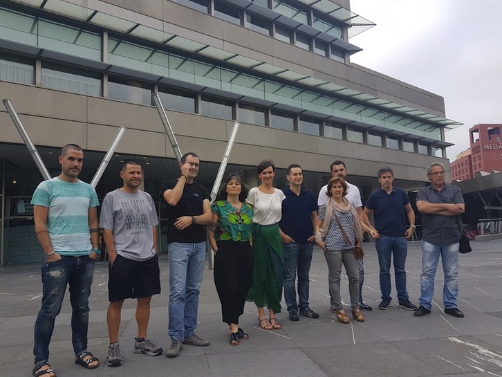 Personas que se han presentado a secretarías de EH Bildu, ante el Euskalduna. (EH BILDU)