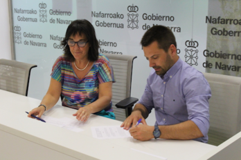 Adela González, subdirectora de Juventud con Ramón Urdiáin, apoderado de CNAI, en la firma del convenio. (GOBIERNO DE NAFARROA)