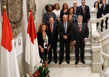 Aburto alkartea eta udal ordezkariak bandera igoera ekitaldian. (Bilboko Udala)