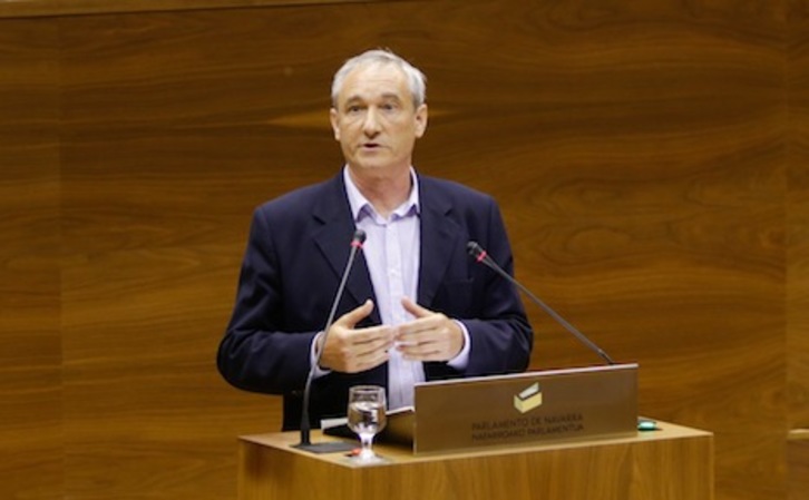 El consejero Aranburu, en su intervención en la Cámara. (PARLAMENTO DE NAFARROA)