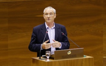El consejero Aranburu, en su intervención en la Cámara. (PARLAMENTO DE NAFARROA)
