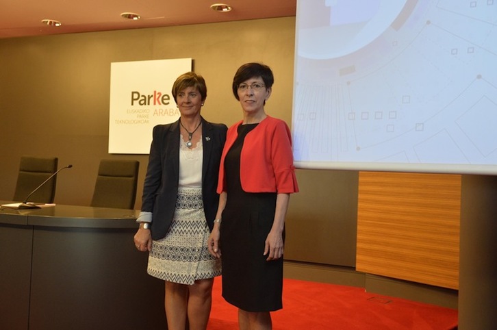 Arantxa Tapia y Estefanía Beltrán de Heredia, en la presentación del Centro Vasco de Ciberseguridad. (IREKIA.EUS)