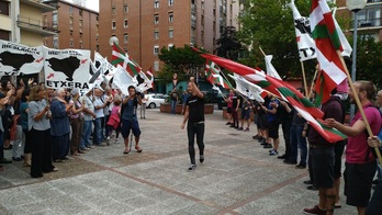 Recibimiento a Arturo Villanueva en el barrio iruindarra de Donibane. (@LandaJauna)