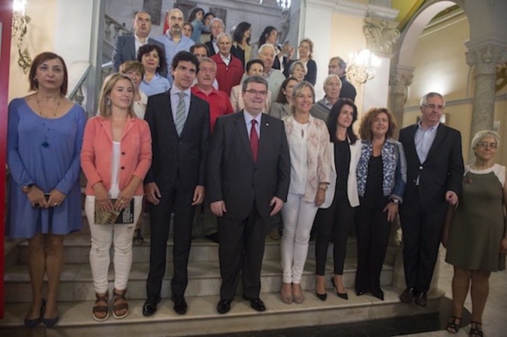 Errepresaliatutako udal langileei omenaldia egin diete, Aburto alkatea buru zela. (Monika DEL VALLE/ARGAZKI PRESS)