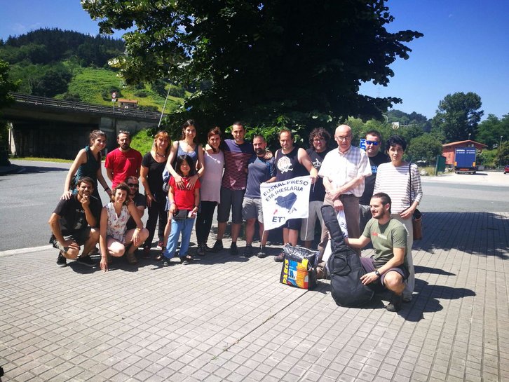 Ruben Rivero, junto a sus allegados tras salir de prisión. (@EtxeratElkartea)