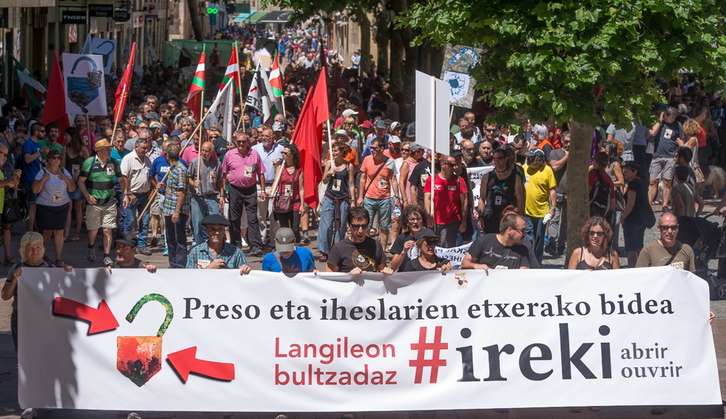 Manifestación de Ireki en Gasteiz. (Raul BOGAJO/ARGAZKI PRESS)