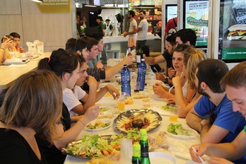 Herri bazkari egin dute Aitzinako kideek Hendaiako McDonaldsean elikadura burujabetza aldarrikatzeko. (AITZINA)