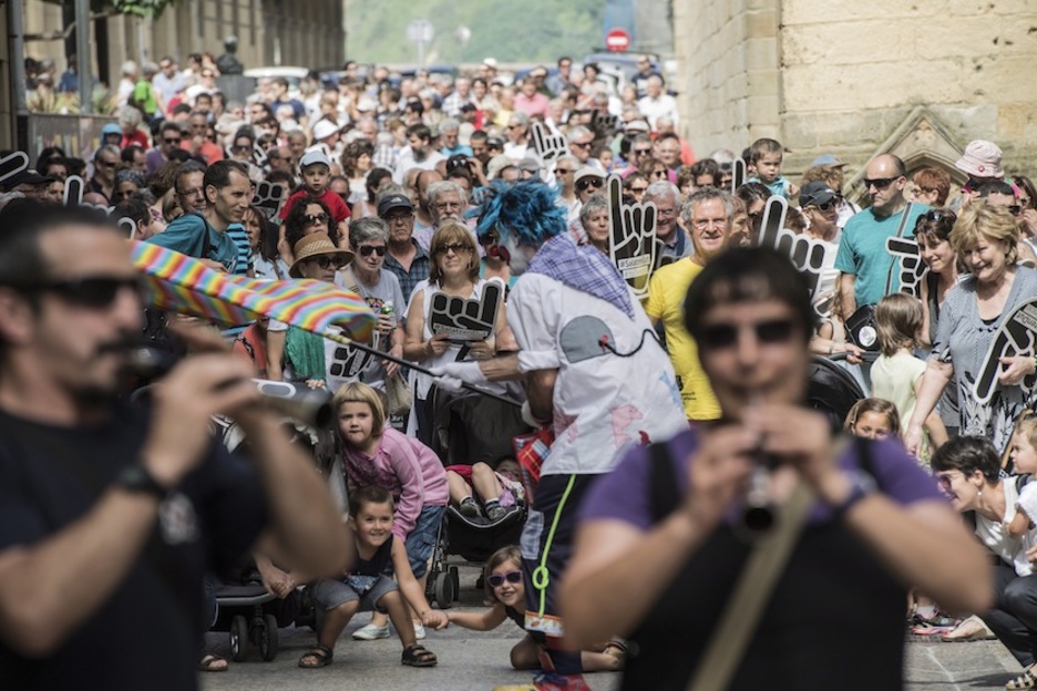 Una kalejira ha recorrido las calles de Alde Zaharra de Donostia. (Jagoba MANTEROLA/ARGAZKI PRESS) Una kalejira ha recorrido las calles de Alde Zaharra de Donostia. (Jagoba MANTEROLA/ARGAZKI PRESS)