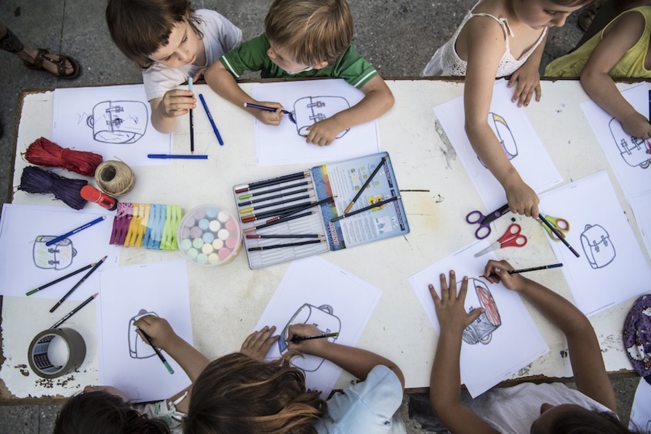Los más txikis han podido dibujar hoy en Donostia. (Jagoba MANTEROLA/ARGAZKI PRESS) Los más txikis han podido dibujar hoy en Donostia. (Jagoba MANTEROLA/ARGAZKI PRESS)