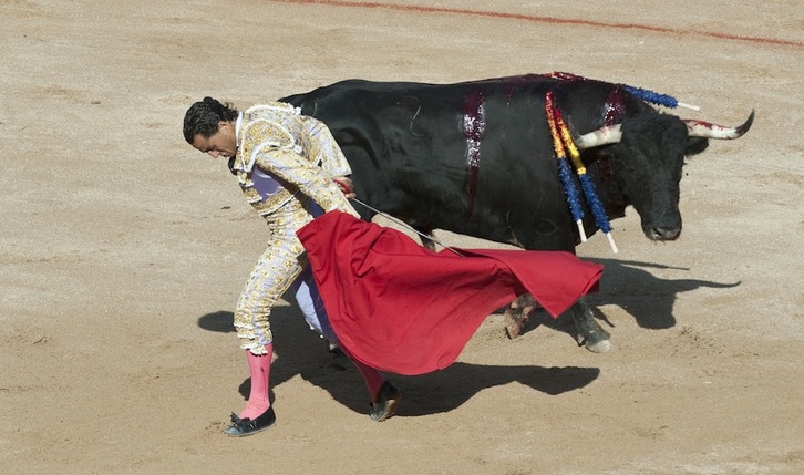 Iván Fandiño, en los sanfermines de 2010, con un toro de Dolores Aguirre. (Jagoba MANTEROLA/ARGAZKI PRESS)