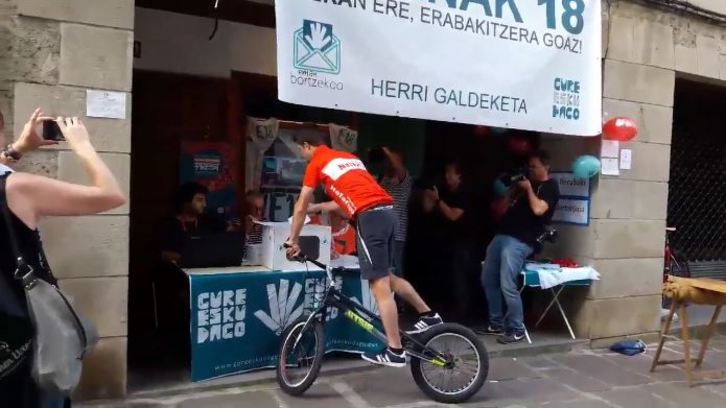 Bizikleta gainean bozkatu du Oier Mitxelenak. (NAIZ.EUS)