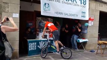 Bizikleta gainean bozkatu du Oier Mitxelenak. (NAIZ.EUS)