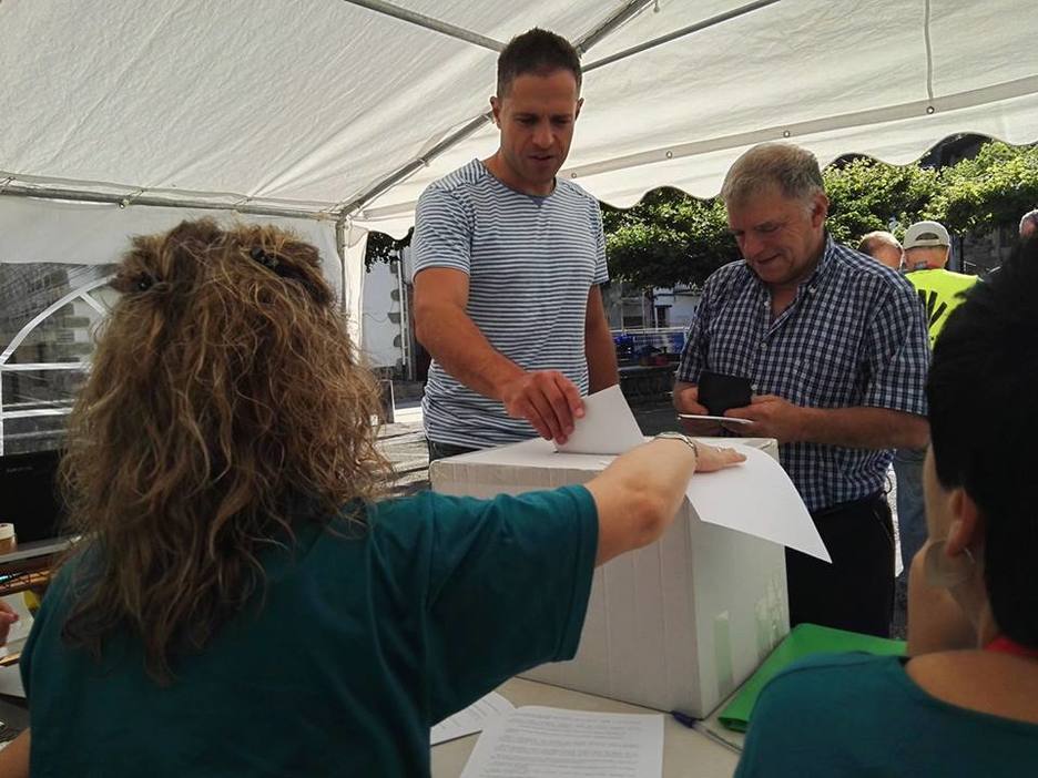 El pelotari Aimar Olaizola también ha acudido a votar. (@GED_Mendialdea) El pelotari Aimar Olaizola también ha acudido a votar. (@GED_Mendialdea)