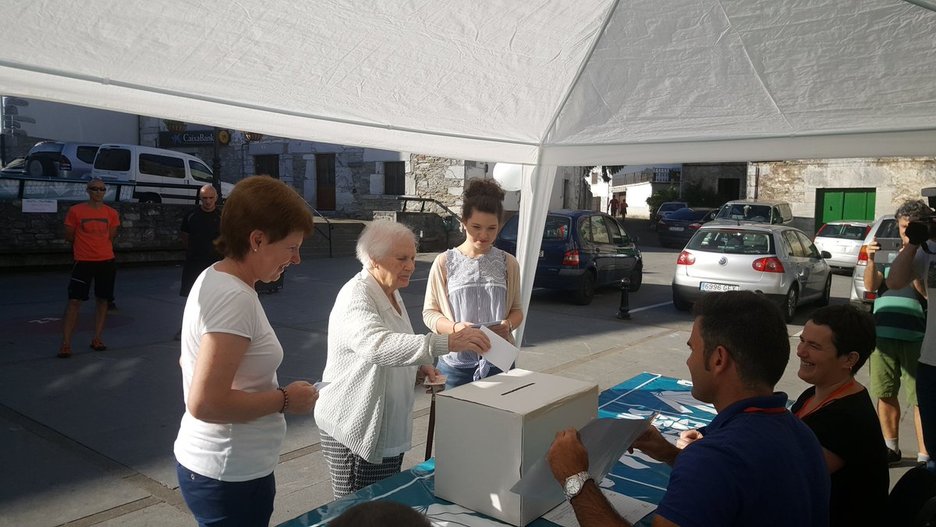 Tres generaciones votar por primera vez sobre el futuro político de Euskal Herria. (@EmanBortzekoa) Tres generaciones votar por primera vez sobre el futuro político de Euskal Herria. (@EmanBortzekoa)