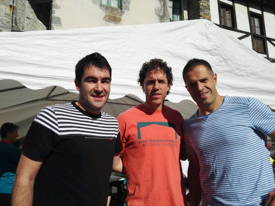 Jon Apezetxea, junto a Asier y Aimar Olaizola, en Goizueta. (@GED_Mendialdea) Jon Apezetxea, junto a Asier y Aimar Olaizola, en Goizueta. (@GED_Mendialdea)