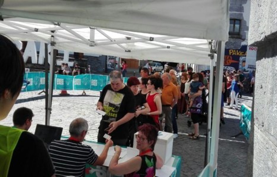 Se han formado largas colas para votar en Leitza. (@MaiderCarrere) Se han formado largas colas para votar en Leitza. (@MaiderCarrere)