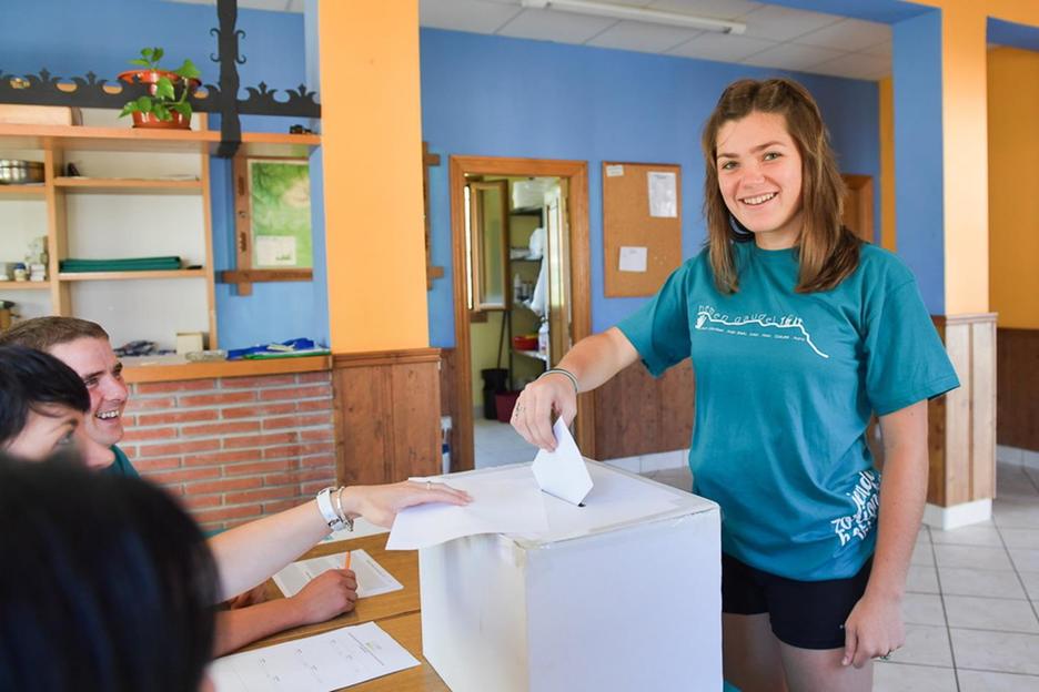 Para algunos ha sido el primer voto de sus vidas. (Idoia ZABALETA/ARGAZKI PRESS) Para algunos ha sido el primer voto de sus vidas. (Idoia ZABALETA/ARGAZKI PRESS)