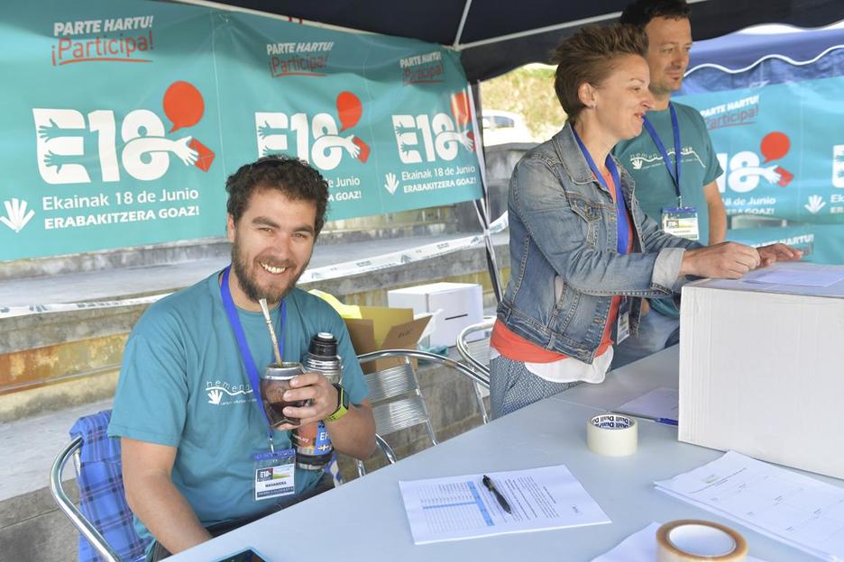 Los voluntarios tienen que afrontar una larga jornada. (Idoia ZABALETA/ARGAZKI PRESS) Los voluntarios tienen que afrontar una larga jornada. (Idoia ZABALETA/ARGAZKI PRESS)