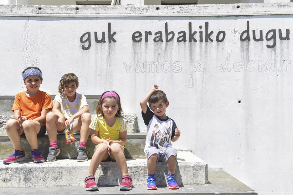 Con la esperanza de que algún día decidirán sobre el futuro político del país. (Idoia ZABALETA/ARGAZKI PRESS) Con la esperanza de que algún día decidirán sobre el futuro político del país. (Idoia ZABALETA/ARGAZKI PRESS)