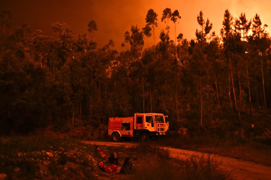 Un camión de bomberos en Penela, Coimbra. (Patricia DE MELO/AFP)