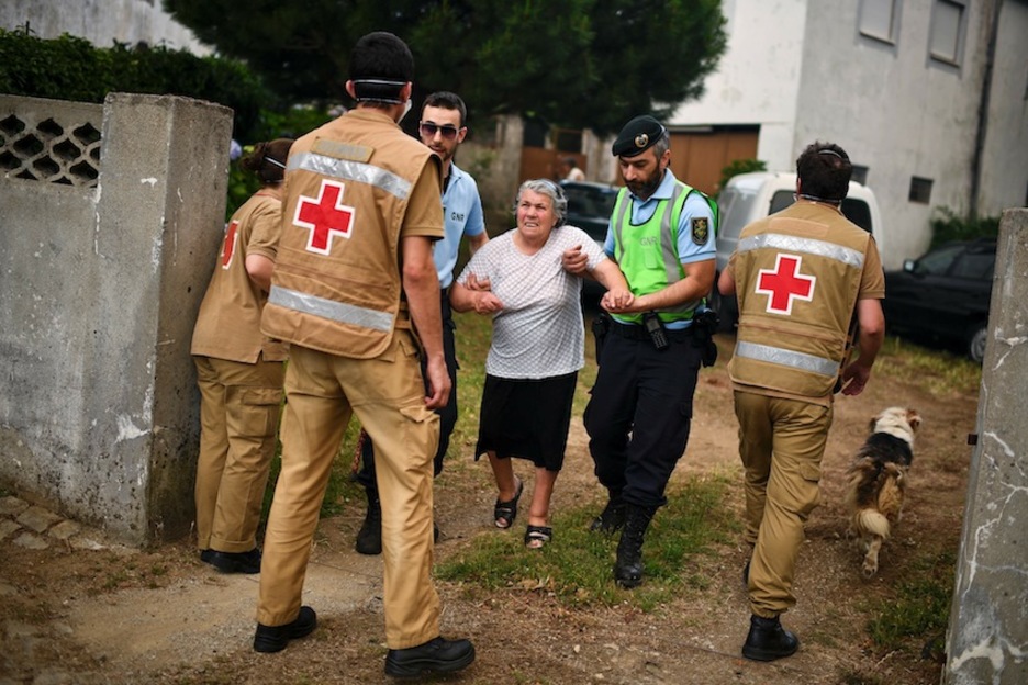 La Policía y la Cruz Roja en tareas de evacuación. (Patricia DE MELO/AFP)
