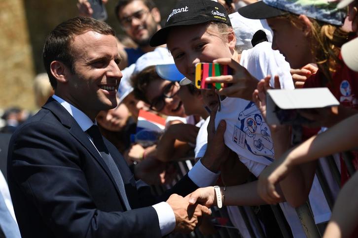 Macron saluda este domingo a sus seguidores. (Bertrand GUAY/AFP)