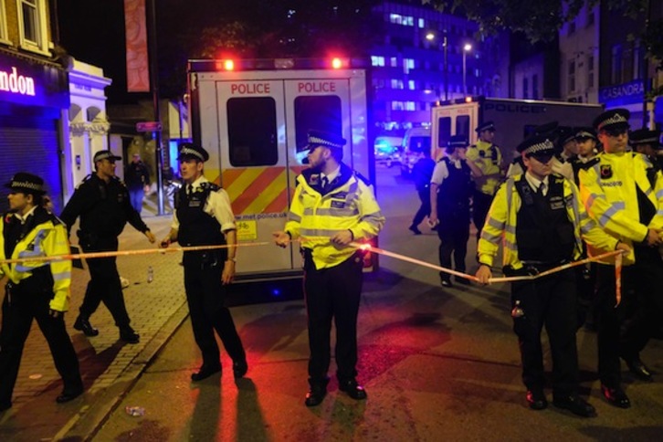 La Policía acordona la zona de la mezquita de Finsbury Park, donde se ha producido el atropello. (Daniel LEAL-OLIVAS/AF'P)