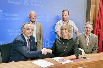 Andres Urrutia euskaltzainburua eta Ana Ollo kontseilaria, hitzarmena sinatu ondoren. (NAFARROAKO GOBERNUA)