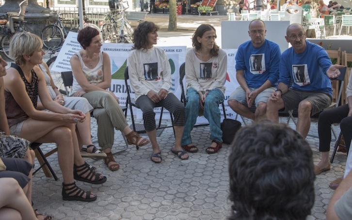 Garbiñe Aranburu ha visitado en la plaza Easo a los huelguistas contra la incineradora. (Andoni CANELLADA/ARGAZKI PRESS)