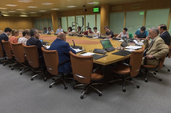 Segurtasun Batzordean eztabaidatu dute Ertzaintzaren promozioaren proposamena.(Juanan RUIZ/ARGAZKI PRESS)