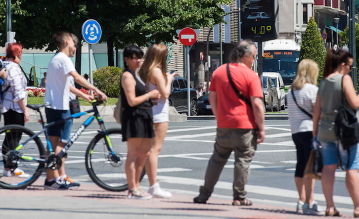 Un termómetro marca 40 grados en Bilbo. (ARGAZKI PRESS)