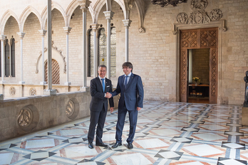 Urkyllu y Puigdemont se saludan en la Generalitat. (IREKIA.EUS)