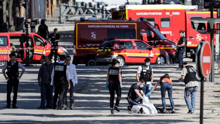 Agentes franceses junto al cuerpo del autor del intento de atropello en París. (Thomas SAMSON/AFP PHOTO)