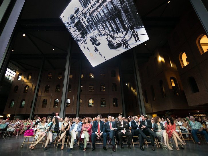 Alfonso Gil y Aburto en primera fila del concierto, separados por la jeltzale Nekane Alonso. (@juanmariaburto)