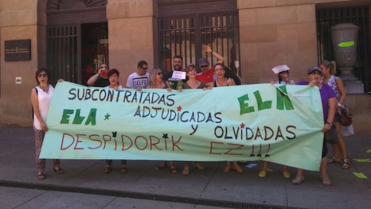 Un momento de la concentración que han llevado a cabo trabajadoras de limpieza ante el palacio de Nafarroa. (ELA)