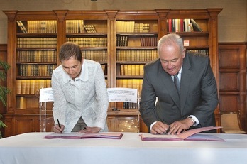 Uxue Barkos y Jean-Jacques Lasserre, durante su encuentro en Pau. (GOBIERNO DE NAFARROA)