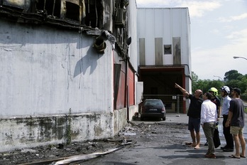El portavoz de la Diputación de Gipuzkoa ha visitado hoy la empresa incendiada en Oiartzun. (GIPUZKOA.EUS)