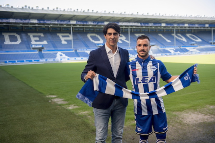 Héctor posa vestido de albiazul junto al director deportivo Sergio Fernández. (Juanan RUIZ / ARGAZKI PRESS)