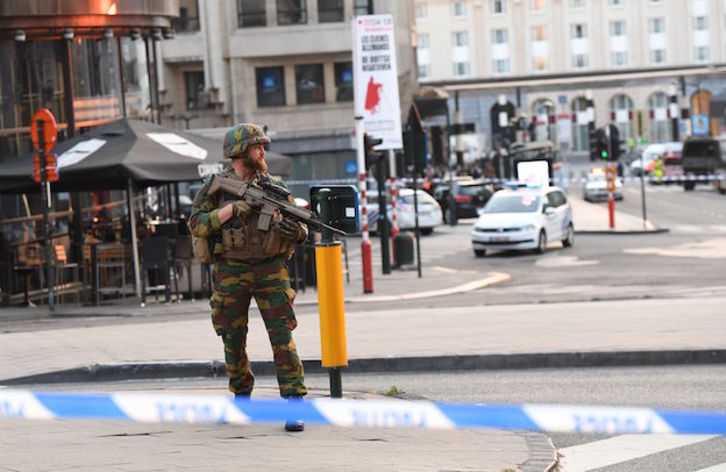 Un militar belga, en las inmediaciones de la estación. (Emmanuel DUNAND / AFP)