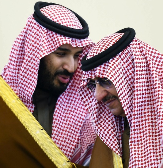 El nuevo príncipe heredero, Mohamed bin Salman, charla con Mohamed bin Nayef, a quien releva. (Fayez NURELDINE/AFP)