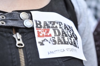 Pegatina contra la construcción de Aroztegia. (Idoia ZABALETA / ARGAZKI PRESS)