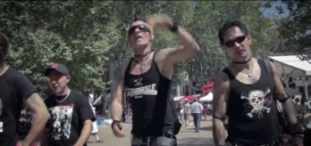 Txarly Usher cantante de Radiocrimen en el videoclip de la canción Mundo Basura.